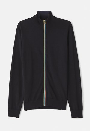 Svart zip-up genser med høy krage, med en flerfarget stripe langs glidelåsen, laget av mykt og lett materiale.
