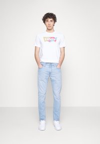 Levi's® GRAPHIC CREWNECK TEE - T-shirt estampada - white