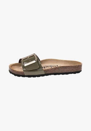 Sandalia tipo patent verde con una gran hebilla de metal, planta de corcho y suela de goma negra texturizada. Superficie suave y diseño minimalista.