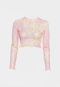 Top cropped de mangas longas em tecido rosa transparente, com padrões florais em amarelo, apresentando uma bainha assimétrica e um design de gola alta.