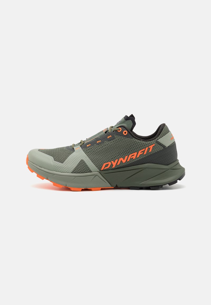 Chaussures de trail running en vert et noir, avec des accents orange, tige en mesh pour la respirabilité, et semelle en caoutchouc texturé pour l'adhérence.