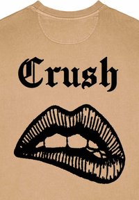 Maglione in cotone beige con una grande grafica nera di labbra e la parola "Crush" in carattere gotico nero sopra. Dettagli in ricamo testurizzati.