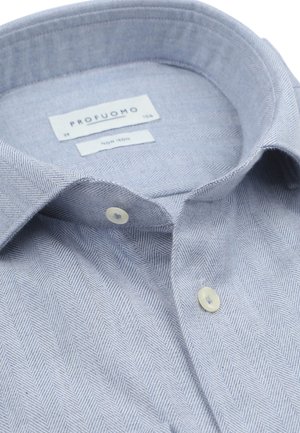 Lichtblauw herenshirt met visgraatmotief, witte knopen en een omgeslagen kraag, gelabeld als kreukvrij door Profuomo.