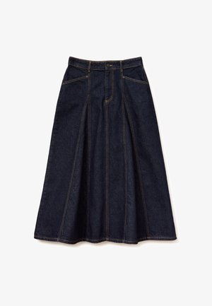 Falda línea A de mezclilla azul oscuro con bolsillos frontales, cierre de botones y cremallera, y costuras contrastantes amarillas, colocada plana sobre fondo blanco.