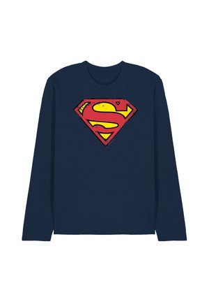 Marineblaues Langarmshirt mit einem abgenutzten roten und gelben Superman-Logo auf der Brust vor weißem Hintergrund.