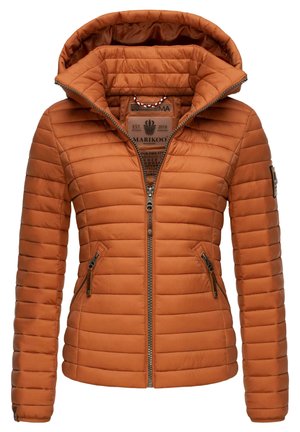 Oranžová puffa bunda s kapucňou, so zipsovým zapínaním, horizontálnym prešívaním a bočnými vreckami s ozdobným zipsom.