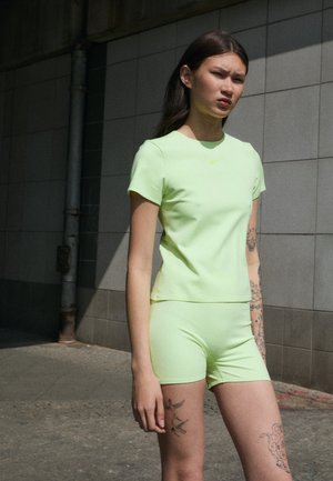 Nike Sportswear Shorts - barely volt