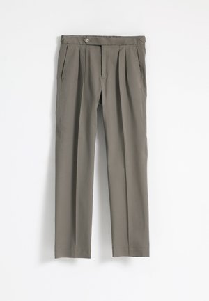 Pantalones grises con plisados, cierre de botón, bolsillos laterales y un diseño de pierna recta, con tela suave y mínimos detalles de costura.