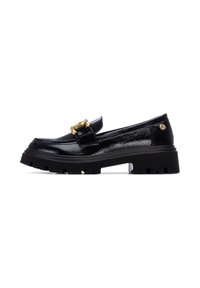 Mocasín de charol negro con una suela gruesa y texturizada. Presenta una hebilla decorativa dorada en la correa y un diseño de punta redondeada.