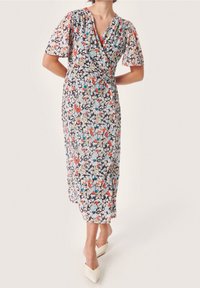 Vestido envolvente floral con escote en V, mangas cortas y cintura ajustada. Principalmente negro con estampados florales en rojo, azul y beige. Largo midi.
