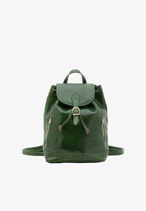 Zaino in pelle verde scuro con fibbia sulla patta frontale, due tasche laterali con cerniera e spallacci regolabili.