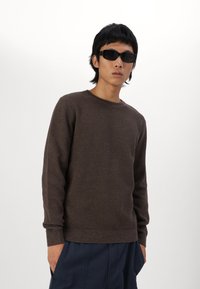 Selected Homme SLHROSS STRUCTURE CREW NECK - Pulover - chocolate torte