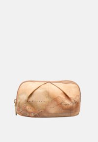 Pochette con zip beige decorata con una stampa di una mappa del mondo vintage che presenta nomi parziali di regioni e paesi asiatici.