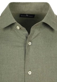 Olijf groene overhemddas gemaakt van textuurstof, met een klassieke kraag en twee witte knopen op de voorste sluiting.