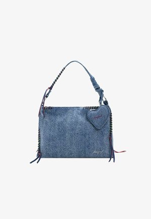 Kék farmer táska színes varrással, rövid, szövetbe csomagolt fogóval és egy szív alakú farmer medállal.