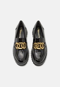 Paire de mocassins noirs brillants avec semelles épaisses et grand détail de chaîne dorée à l'avant, taille 37 vue de dessus.