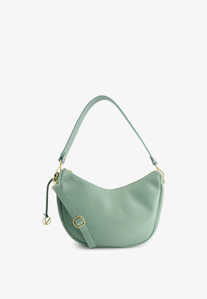 Sac à main en cuir vert menthe avec une forme incurvée, des accents en métal doré, une bandoulière réglable et une fermeture zippée sur le dessus.