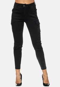 Schwarze Cargo-Hosen mit schmaler Passform, ausgestattet mit Seitentaschen, einem Knopfverschluss und elastischen Bündchen. Das Material ist weich und dehnbar.