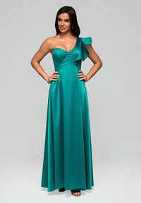 Abito da sera in satin teal con design a spalla unica e dettaglio arricciato, gonna lungo fino al pavimento e corpino aderente.