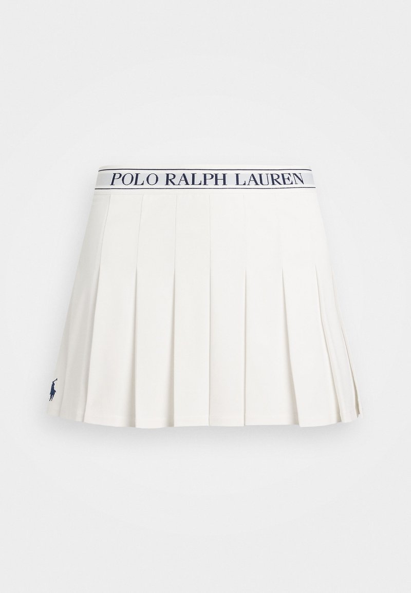 Weißer plissierter Rock mit einem marineblauen Bund, der das Logo "POLO RALPH LAUREN" trägt und ein kleines marineblaues Logo am Saum hat. Glatte Textur.