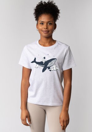 Grijze katoenen T-shirt met een zwarte grafische print van een walvis en een astronaut tegen een achtergrond van wolken en sterren. Korte mouwen, ronde hals.
