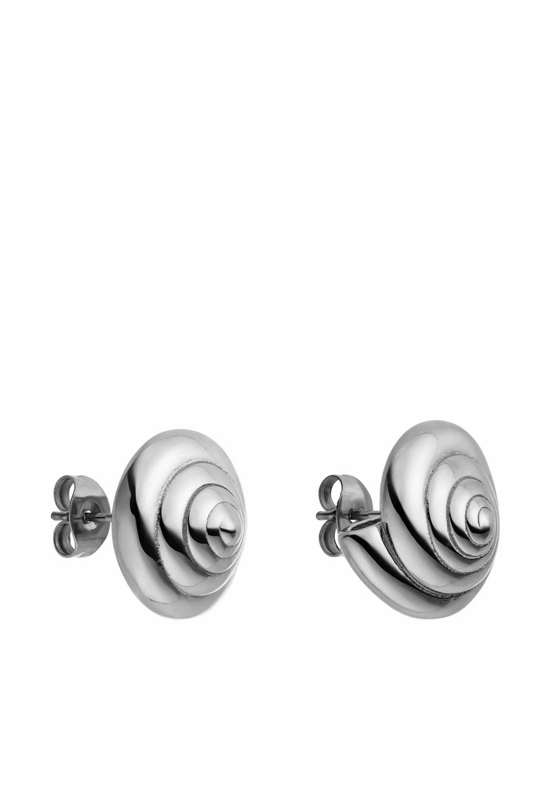 Silberfarbene Ohrstecker in Form von spiralförmigen Muscheln, die eine polierte Oberfläche und eine subtile Textur entlang der Spirallinien aufweisen.