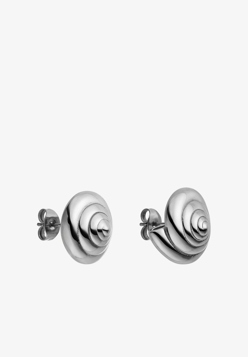 Silberfarbene Ohrstecker in Form von spiralförmigen Muscheln, die eine polierte Oberfläche und eine subtile Textur entlang der Spirallinien aufweisen.