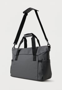 Sivi pravokutni torba s crnim ručkama i podesivim remenom za rame, s bočnim džepovima i podstavljenim držačem na trakama.