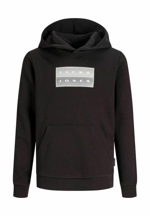 Garçon portant un sweat à capuche noir, un pantalon vert olive, des baskets noires et une casquette de baseball noire, debout et regardant sur le côté sur fond blanc.