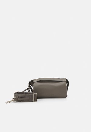 Sac bandoulière en cuir gris au design minimaliste, équipé d'une sangle détachable et d'accents métalliques argentés. Forme robuste et compacte.