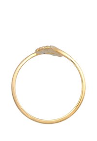 L'anello d'oro presenta una fascia sottile e liscia con un design a mano sollevata nella parte superiore, caratterizzato da una finitura lucida e uno stile minimalista.