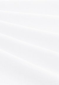 Tela blanca con una textura suave, que muestra pliegues y caídas sutiles, destacando sus características ligeras y suaves.