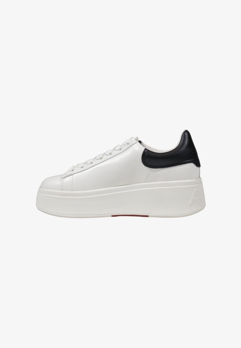 Baskets en cuir blanc avec une épaisse semelle blanche et un accent noir au niveau du talon. Elles sont dotées de lacets plats et d'une finition lisse, mettant en avant un design minimaliste.
