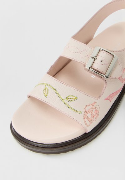 Sandal roz deschis cu două curele, broderie florală și o cataramă argintie pe o talpă închisă.