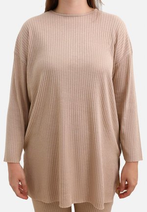Maglione beige a maniche lunghe con scollo rotondo, vestibilità comoda e spacchi laterali. Presenta un tessuto morbido e testurizzato e un design ampio.
