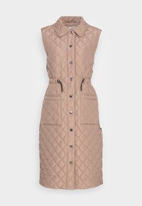 Manteau sans manches matelassé en beige clair avec une fermeture à boutons, une taille ajustable à cordon et deux grandes poches avant. Texture lisse.