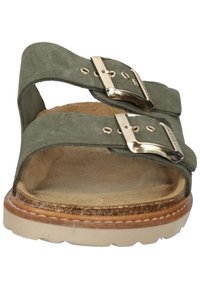 Sandali verdi in suede con due fibbie regolabili, una soletta in sughero sagomata e una suola in gomma beige testurizzata. Accenti in metallo color oro.