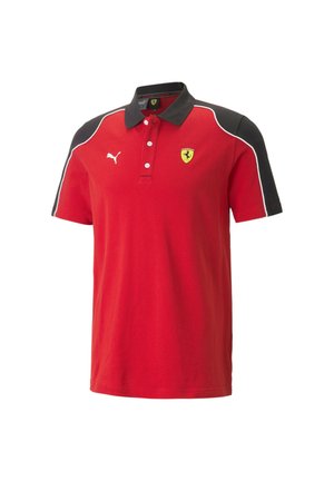 Polo rossa con maniche corte nere, dettagli bianchi e colletto. Presenta il logo Ferrari sul petto e il logo Puma sulla manica.