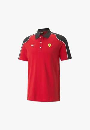 Rotes Polohemd mit schwarzen kurzen Ärmeln, weißen Akzenten und einem Kragen. Auf der Brust befindet sich ein Ferrari-Logo, auf dem Ärmel ein Puma-Logo.