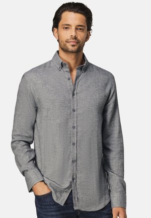 Lange mouw knoop-up shirt van lichtgrijze stof met een textuurpatroon, voorzien van een kraag en donkere knopen, gecombineerd met blauwe denim jeans.