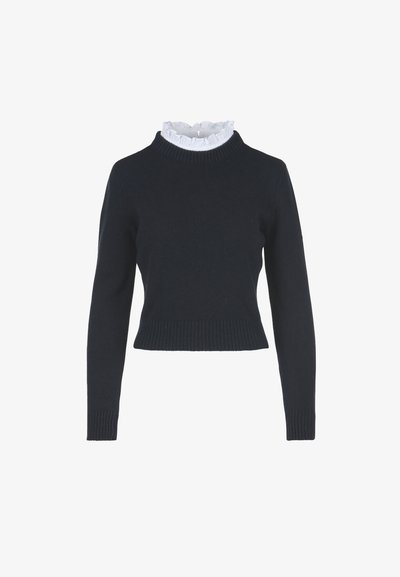 Sötét tengerészkék pulóver hosszú ujjakkal, magas bordázott nyakkivágással és fehér fodros gallér részlettel. Puha textúra és cropped kialakítás bordázott szegéllyel.