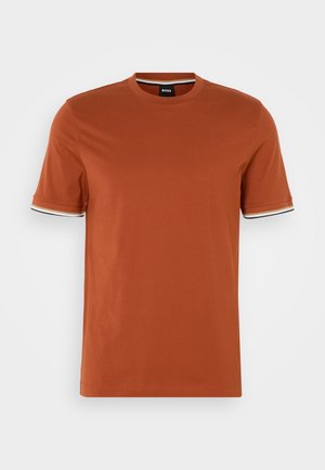 Kurzarm-T-Shirt aus rostorangefarbenem Baumwollstoff mit Rundhalsausschnitt. Verfügt über weiß-schwarze gestreifte Akzente an den Ärmeln. Sauber verarbeitet.