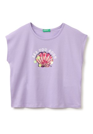Crop top lilas à manches courtes avec un graphisme coquillage rose et la phrase « SEA YOU SOON » imprimée au-dessus.