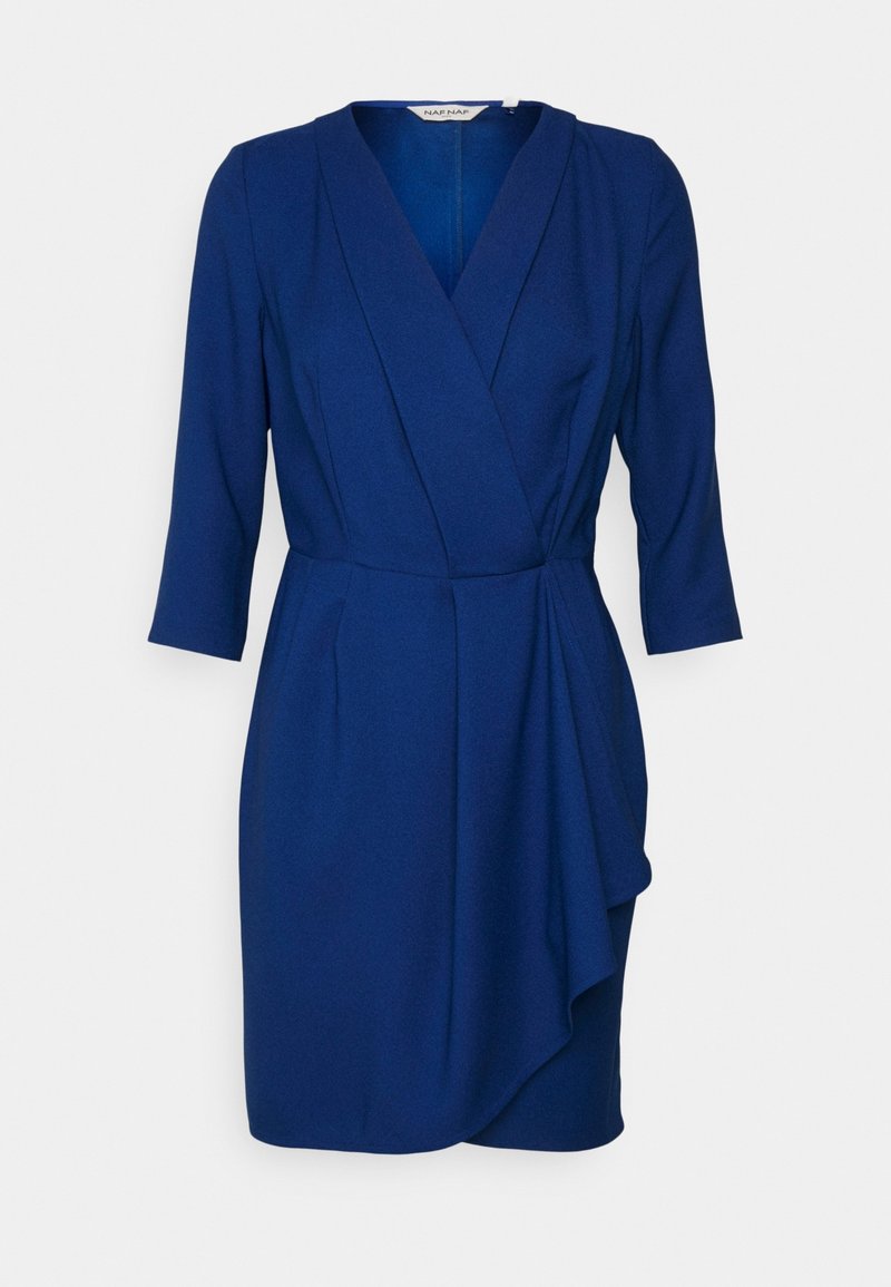 Robe bleue mi-longue avec manches trois-quarts, encolure en V, devant croisé et détail drapé sur le côté droit.