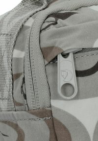 Mochila de tela gris con un patrón circular. Cuenta con un cierre con cremallera y una lengüeta redondeada grabada con un logo. Costuras fuertes visibles.