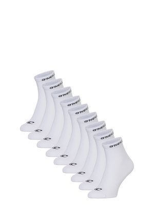 Chaussettes blanches de cheville disposées en rangée, avec un logo noir "O'Neill" sur le bord et un logo circulaire sur la semelle. Texture de tissu doux.