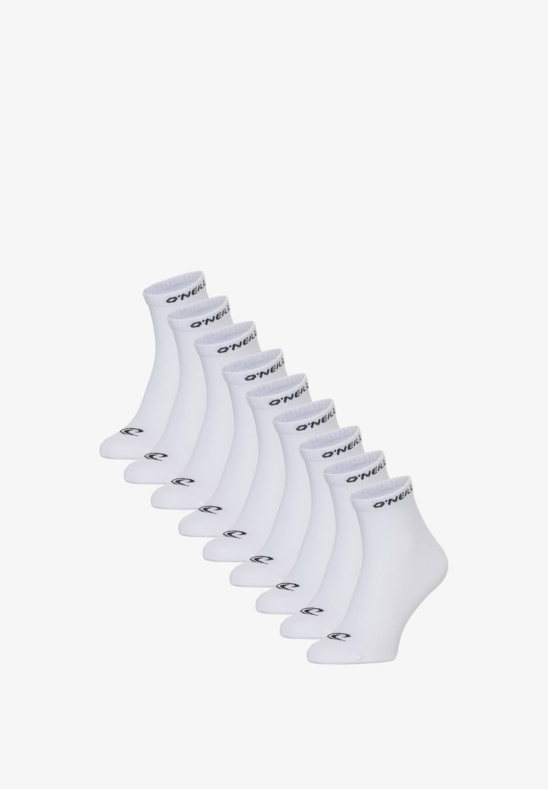 Weiße Knöchelsocken in einer Reihe angeordnet, mit einem schwarzen "O'Neill"-Logo am Bündchen und einem runden Logo an der Sohle. Weicher Stofftextur.