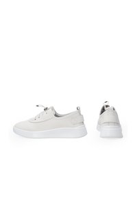 Witte leren sneakers met een gestructureerde afwerking, ronde neus, vijf vetgaten, elastische veters en een gevoerde hieltab. Lichtgewicht witte zool.