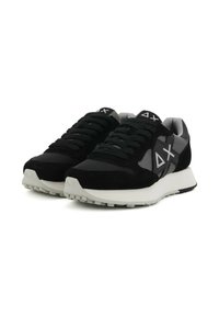 Sneaker in suede nero e rete con accenti grigi, dotati di un plantare bianco e design con lacci. Logo evidente sulla linguetta e sui lati.