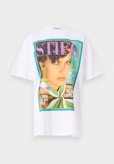 Balta kokvilnas t-kreklu ar lielu grafisku apdruku, uz kuras attēlota sievietes portrets un krāsaini teksta elementi purpura un tirkīza akcentos.